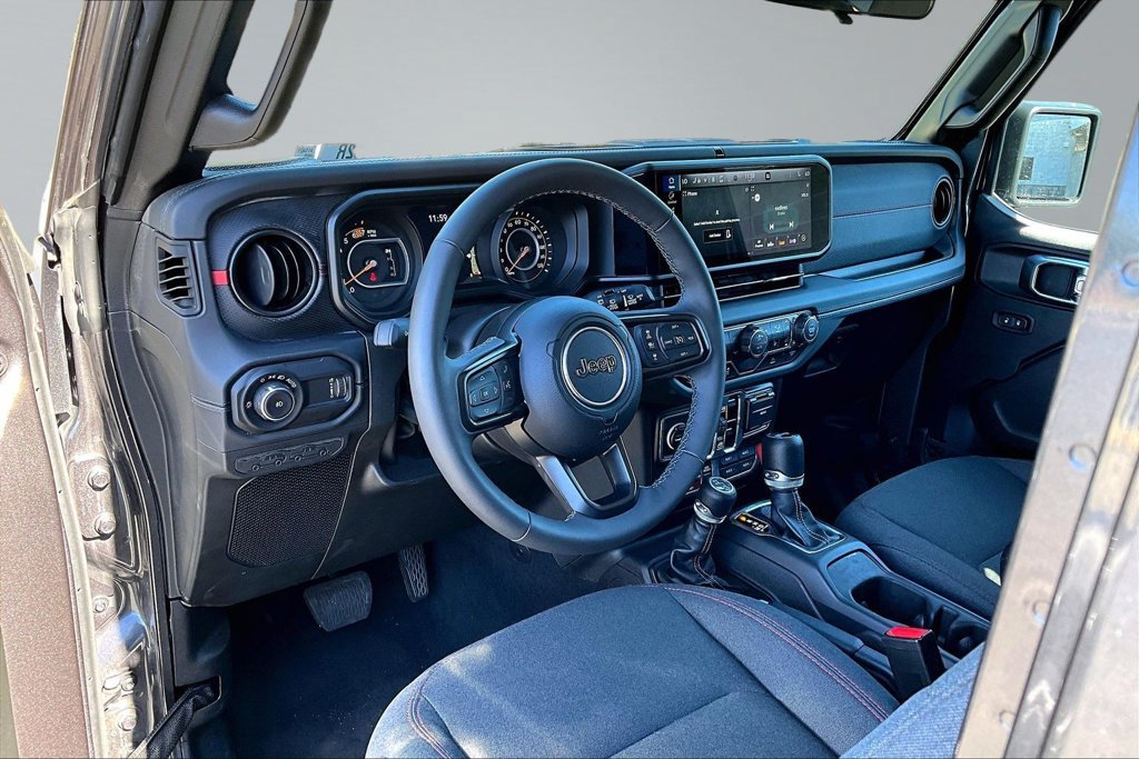 Used 2025 Jeep Wrangler Unlimited Rubicon w/ Convenience Group AWD/4WD image 4