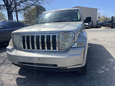 Used 2009 Jeep Liberty Limited w/ Premium Group II image 3
