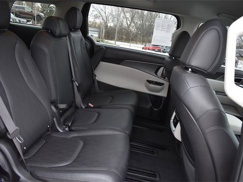 Used 2024 Kia Carnival LX image 14