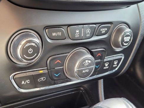 Used 2019 Jeep Cherokee Limited image 18