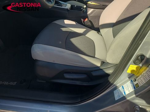 Used 2019 Toyota RAV4 XLE w/ Phone Cable & Charge Package image 33