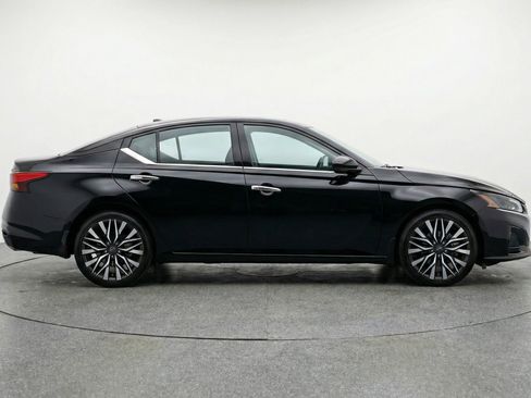 Used 2025 Nissan Altima 2.5 SV FWD image 11