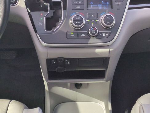 Used 2020 Toyota Sienna Limited image 18