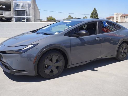 Certified 2023 Toyota Prius LE FWD image 4