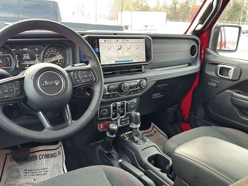 Used 2025 Jeep Wrangler Unlimited Rubicon image 9