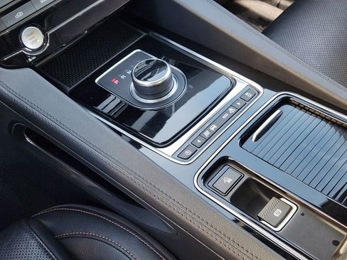 Used 2020 Jaguar F-PACE Prestige image 18