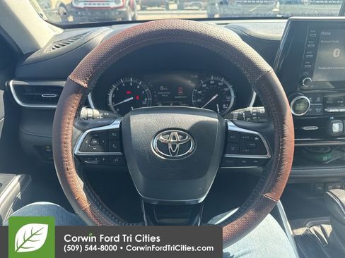 Used 2020 Toyota Highlander XLE image 2