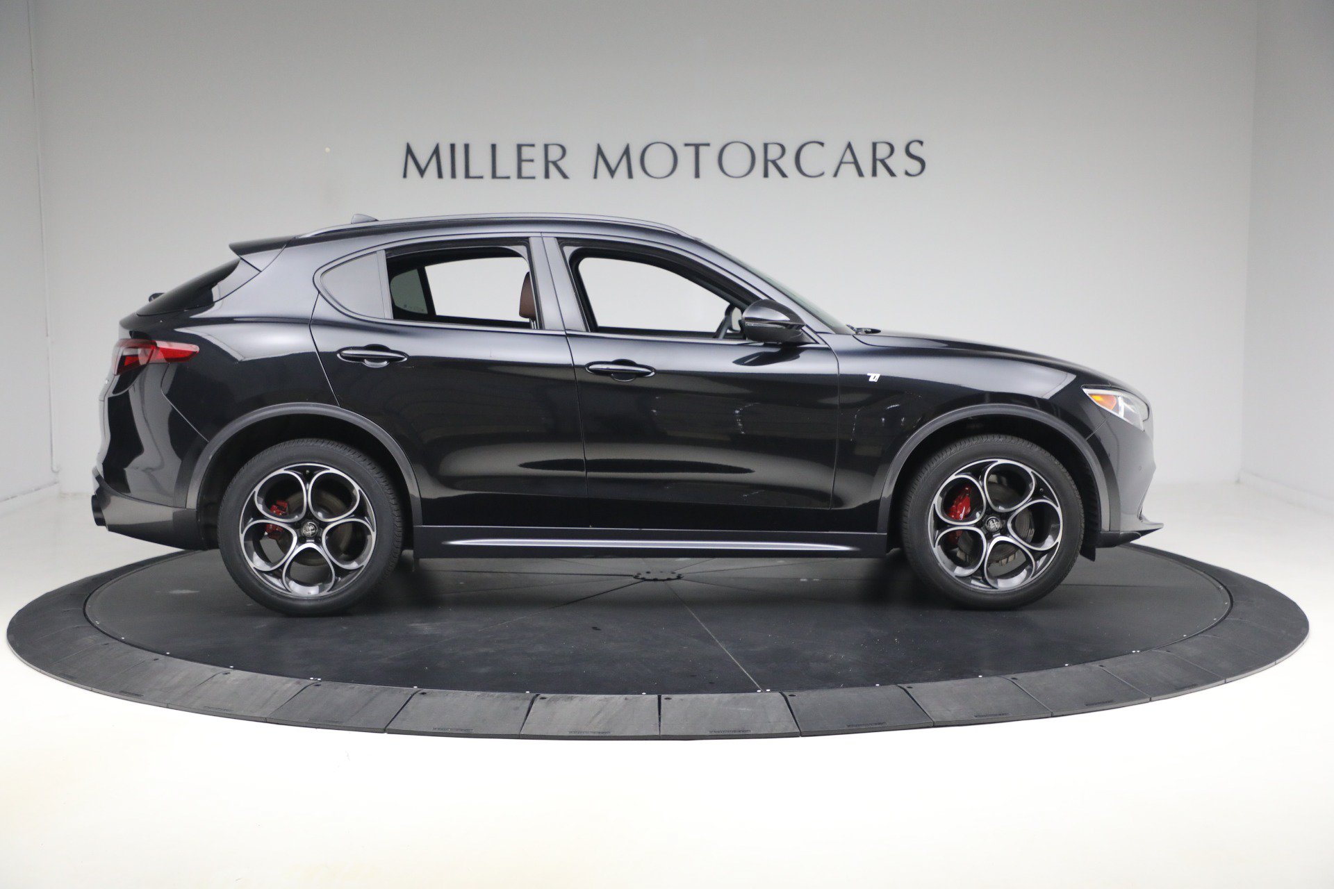 Used 2023 Alfa Romeo Stelvio Ti AWD/4WD image 10