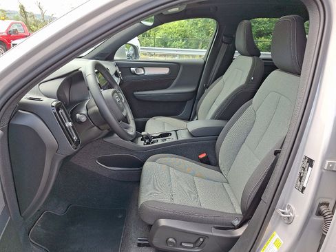 Certified 2025 Volvo XC40 B5 Core image 13