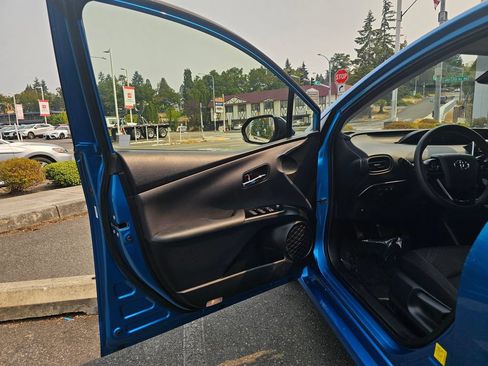 Certified 2020 Toyota Prius LE AWD/4WD image 18