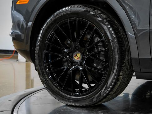Used 2023 Porsche Cayenne Platinum Edition AWD/4WD image 59