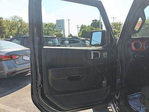 Used 2021 Jeep Gladiator Rubicon w/ Cold Weather Group AWD/4WD image 11