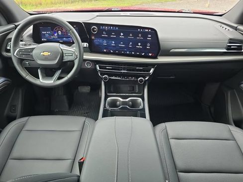 Used 2025 Chevrolet Traverse LT w/ LPO, Floor Liner Package FWD image 8
