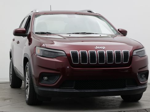 Used 2019 Jeep Cherokee Latitude Plus w/ Comfort/Convenience Group FWD image 2