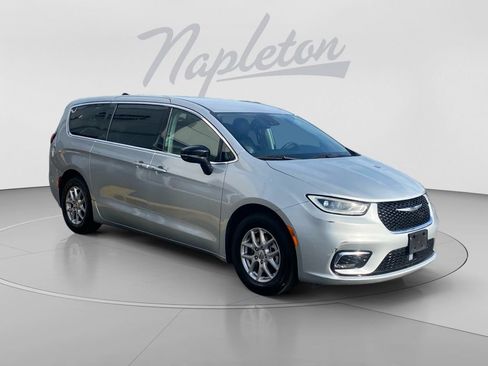 Used 2024 Chrysler Pacifica Touring-L FWD image 8