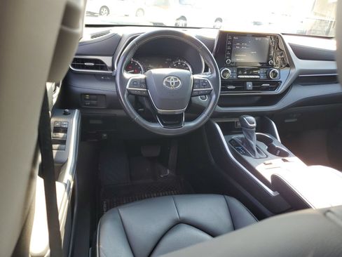 Used 2020 Toyota Highlander XLE AWD/4WD image 11