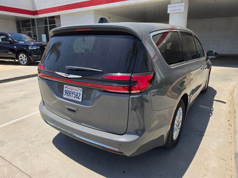 Used 2025 Chrysler Pacifica Select FWD image 4
