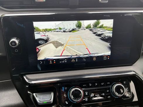 Used 2024 GMC Sierra 1500 AT4 w/ Technology Package AWD/4WD image 19