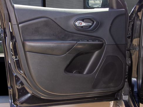 Used 2019 Jeep Cherokee Trailhawk image 14