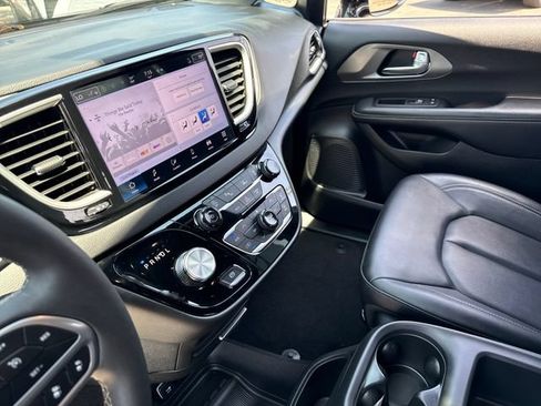 Used 2025 Chrysler Pacifica Select FWD image 22