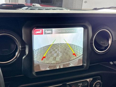 Used 2022 Jeep Wrangler Unlimited Sahara w/ Cold Weather Group image 17