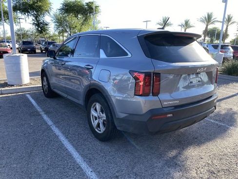 Used 2023 Kia Sorento LX FWD image 2
