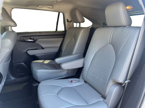 Used 2022 Toyota Highlander XLE FWD image 13