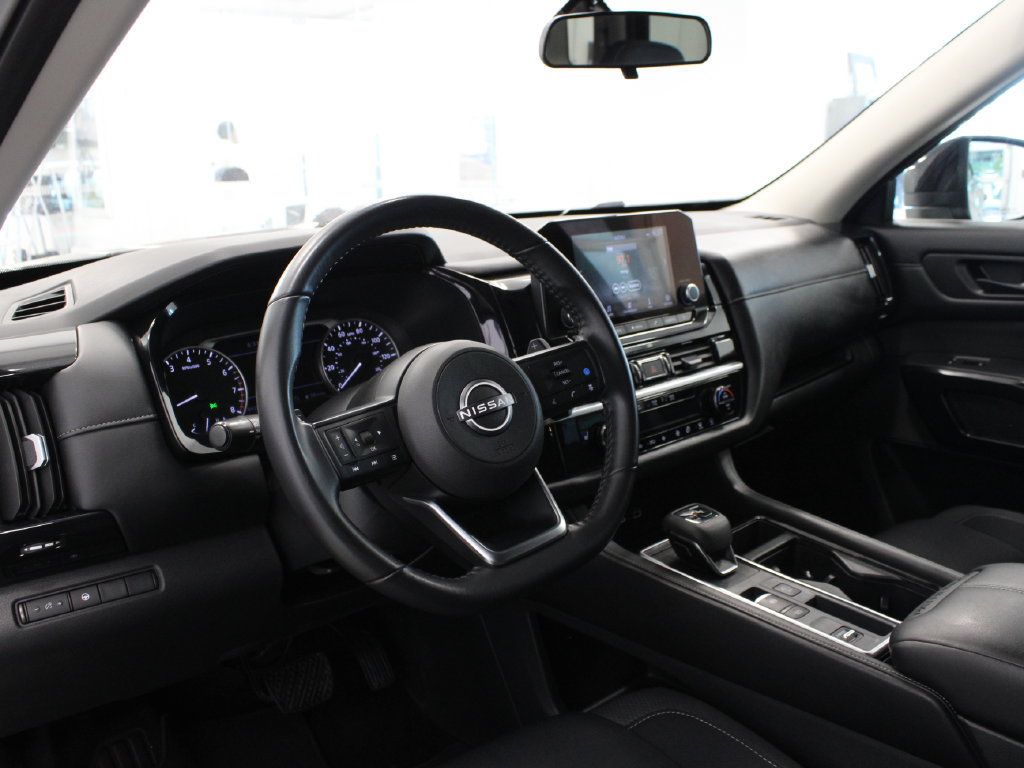 Used 2024 Nissan Pathfinder SV FWD image 14