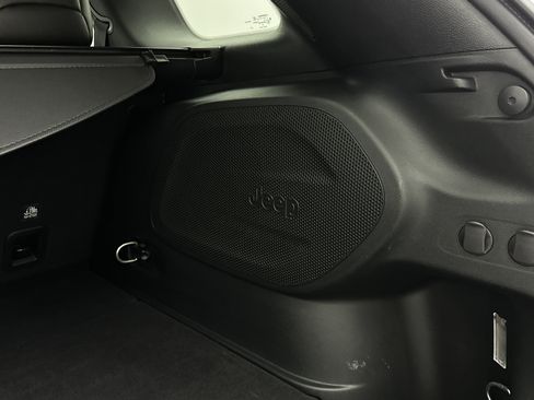 Used 2022 Jeep Cherokee Latitude Lux w/ Sun & Sound Group image 33