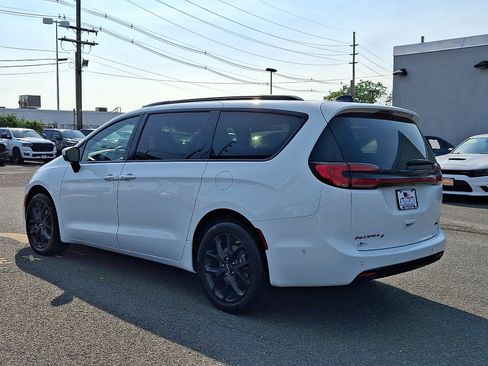 Certified 2023 Chrysler Pacifica Touring-L w/ S Appearance Package AWD/4WD image 5