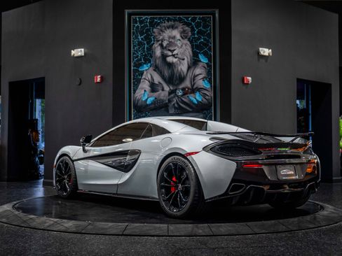 Used 2018 McLaren 570S Spider image 17