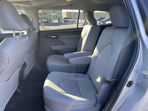 Used 2023 Toyota Highlander XLE image 3