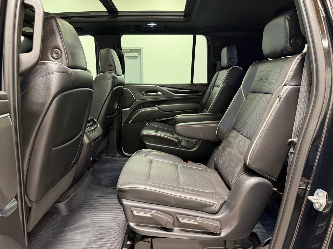 Used 2023 Cadillac Escalade ESV Sport AWD/4WD image 23