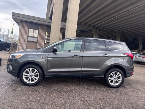 Used 2019 Ford Escape SE image 2