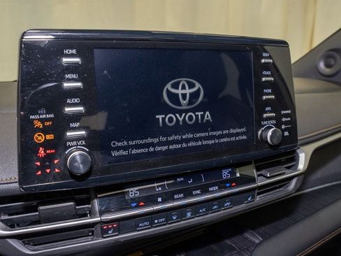 Used 2022 Toyota Sienna XLE Woodland Edition image 14