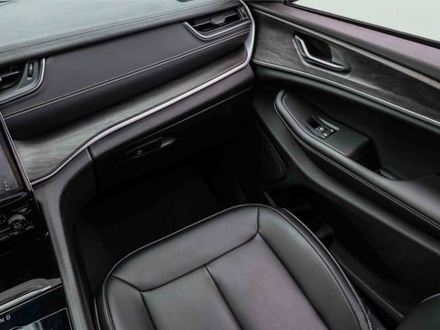 Used 2024 Jeep Grand Cherokee Limited image 19