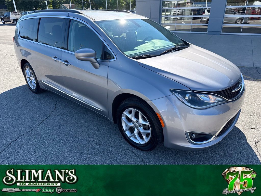 Used 2017 Chrysler Pacifica Touring-L w/ Tire & Wheel Group FWD image 1