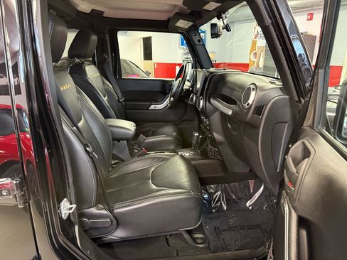 Used 2015 Jeep Wrangler Unlimited Sahara w/ Dual Top Group AWD/4WD image 34