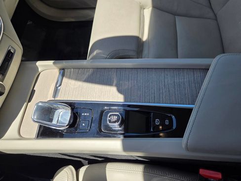 Used 2023 Volvo XC60 B5 Ultimate w/ Climate Package FWD image 24