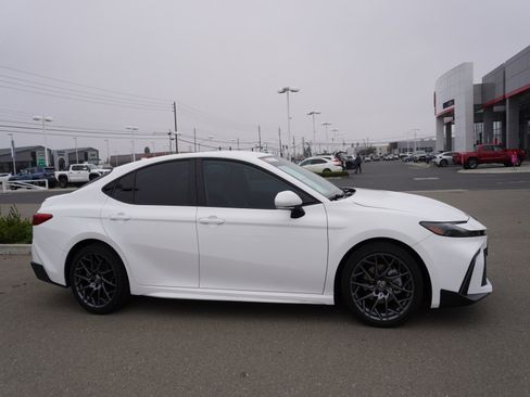Used 2025 Toyota Camry SE image 4