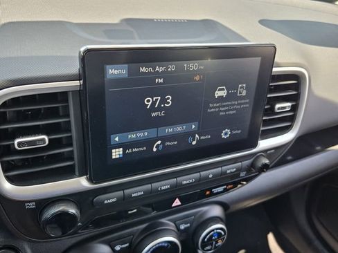 Used 2025 Hyundai Venue SEL image 18