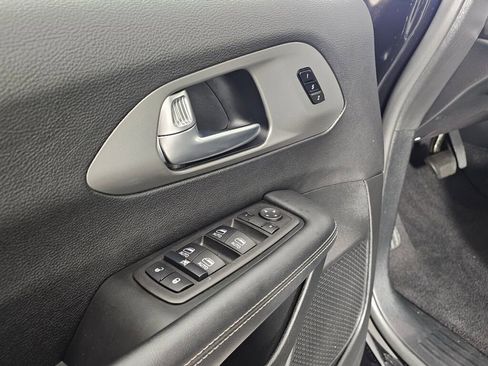 Used 2025 Chrysler Pacifica Select image 19