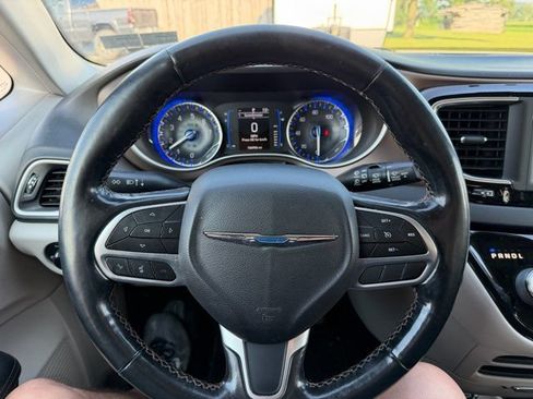 Used 2019 Chrysler Pacifica Touring-L FWD image 11