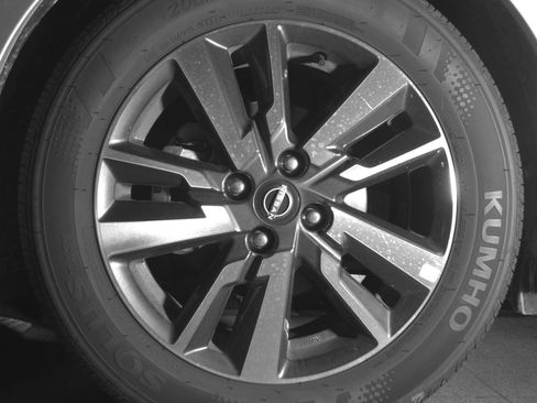 Used 2025 Nissan Versa SV FWD image 12