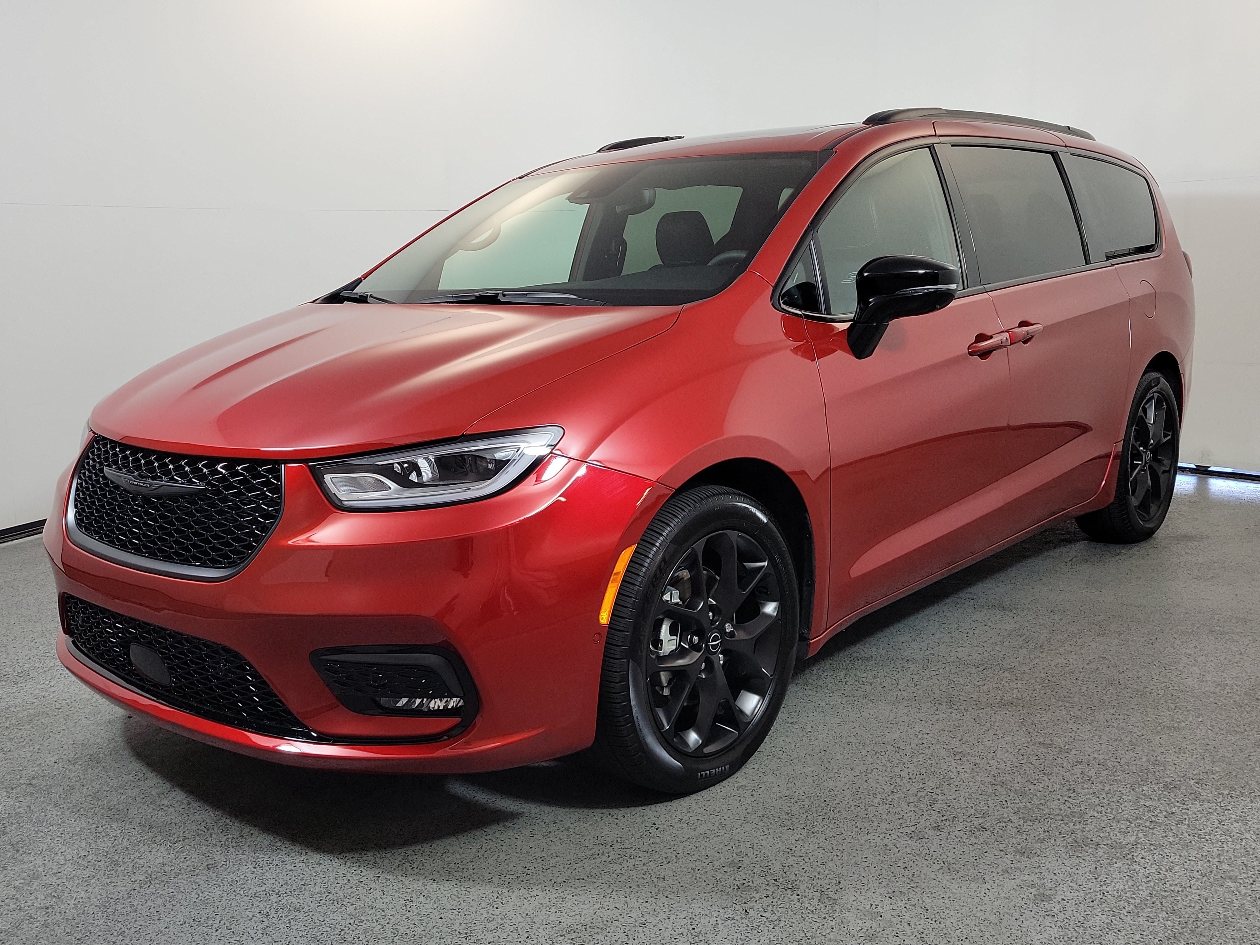 Used 2026 Chrysler Pacifica Limited w/ S Appearance Package FWD image 3