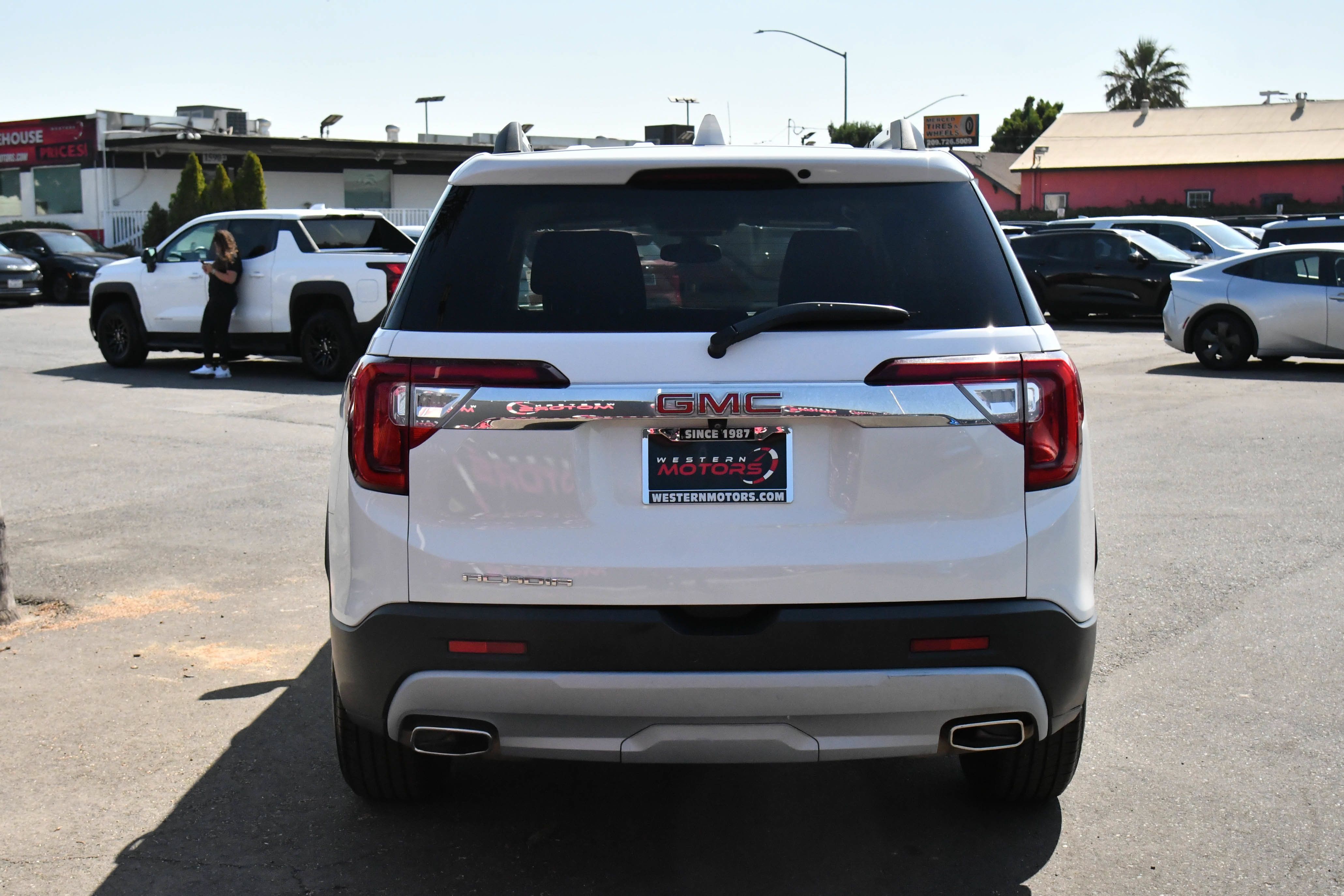 Used 2023 GMC Acadia SLT FWD image 7
