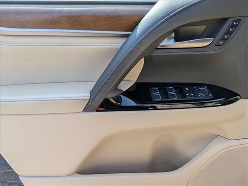 Used 2017 Lexus LX 570 4WD w/ Luxury Package image 10