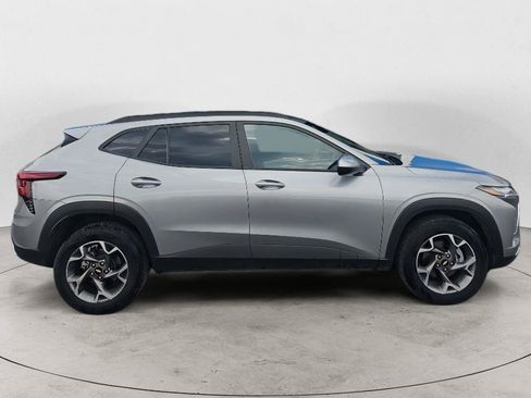 Used 2025 Chevrolet Trax LT w/ LT Convenience Package FWD image 2