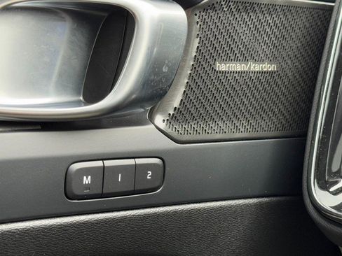 Certified 2023 Volvo XC40 B5 Ultimate w/ Protection Package Premier image 17