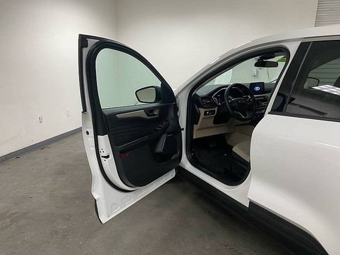 Used 2022 Ford Escape SE image 10